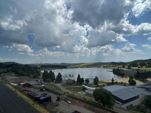 Appartement 2 Chambres - Proche Pistes et Commerces - FR-1-814-48 Apartment in Besse-et-Saint-Anastaise