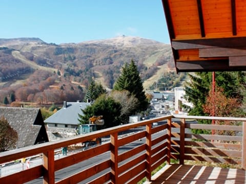 Chalet atypique près des pistes, 9 pers., sculptures uniques - FR-1-814-49 Chalet in Besse-et-Saint-Anastaise