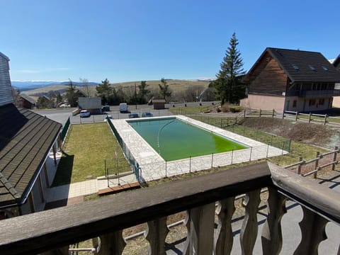 Duplex spacieux avec piscine extérieure saisonnière aux Bois de la Reine - FR-1-814-40 Apartment in Besse-et-Saint-Anastaise
