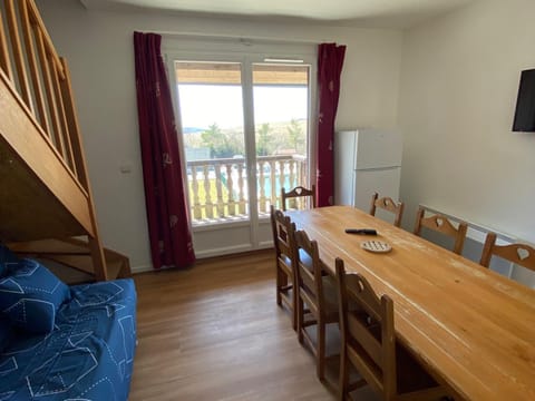 Duplex spacieux avec piscine extérieure saisonnière aux Bois de la Reine - FR-1-814-40 Apartment in Besse-et-Saint-Anastaise