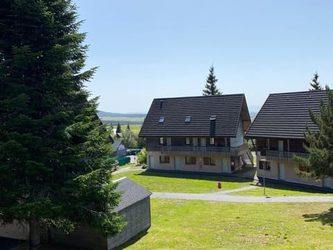 Duplex familial spacieux en pleine nature - FR-1-814-60 Apartment in Besse-et-Saint-Anastaise