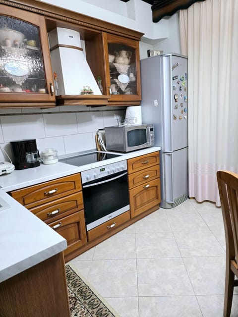 Coffee/tea facilities, Kitchen or kitchenette, Kitchen or kitchenette, microwave, oven, stove