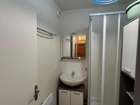 Superbe T2 Cabine avec Terrasse et Parking à Super Besse - FR-1-814-66 Cabin in Besse-et-Saint-Anastaise