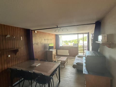 Appartement cosy au centre, accès aux pistes, balcon sud, WIFI, parking à proximité - FR-1-814-70 Apartment in Besse-et-Saint-Anastaise