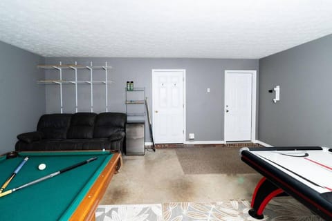 Family Fun house with pool and games House in Alabama