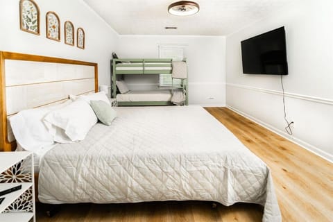 Ultimate Getaway with Pool and Games House in Columbus