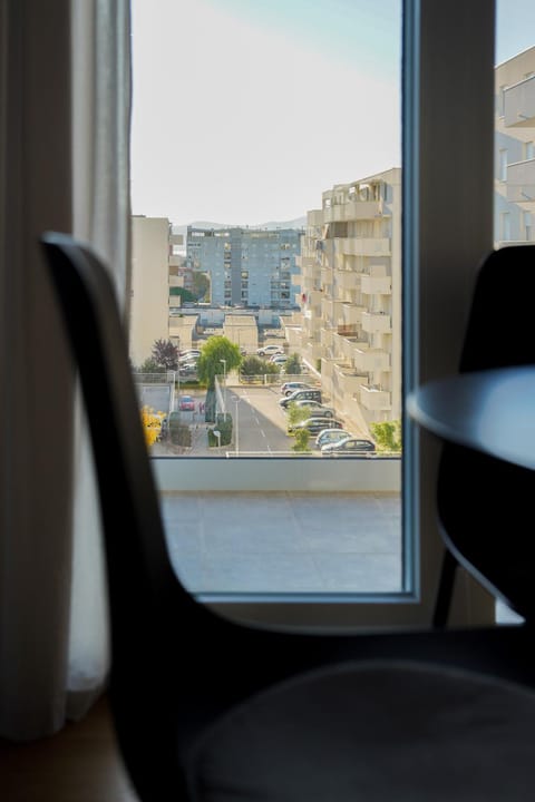 Day, Seating area, City view, Location