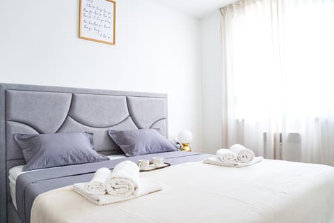 Bed, Bedroom, towels