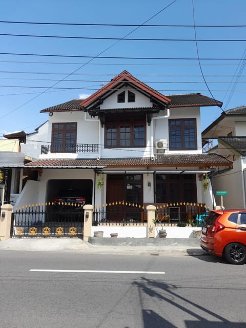 Property building, Day, Neighbourhood, Street view, Parking