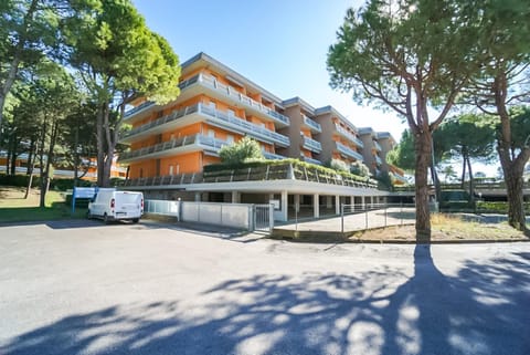 Property building, Facade/entrance, Day