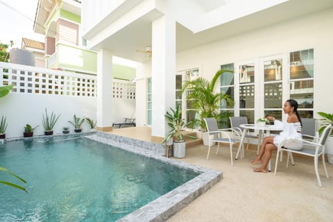 Balcony/Terrace, Seating area, Pool view, Swimming pool, sunbed