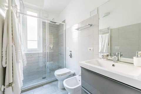 Shower, Toilet, Bathroom, bidet, towels