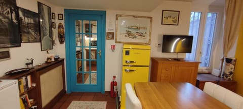 TV and multimedia, Kitchen or kitchenette, Living room, Seating area, Dining area, oven