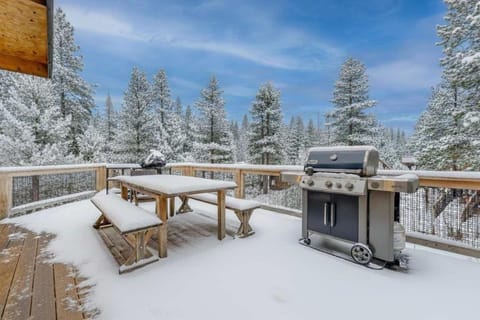 Stunning Mountain Gem with Hot Tub Near Palisades House in Palisades Tahoe (Olympic Valley)