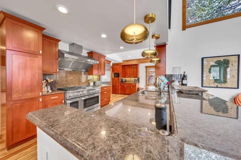 Stunning Mountain Gem with Hot Tub Near Palisades House in Palisades Tahoe (Olympic Valley)