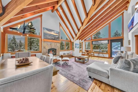 Stunning Mountain Gem with Hot Tub Near Palisades House in Palisades Tahoe (Olympic Valley)