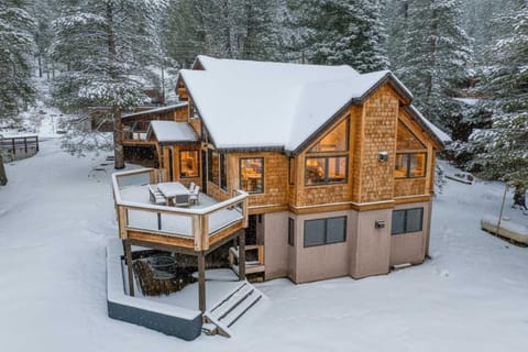 Stunning Mountain Gem with Hot Tub Near Palisades House in Palisades Tahoe (Olympic Valley)
