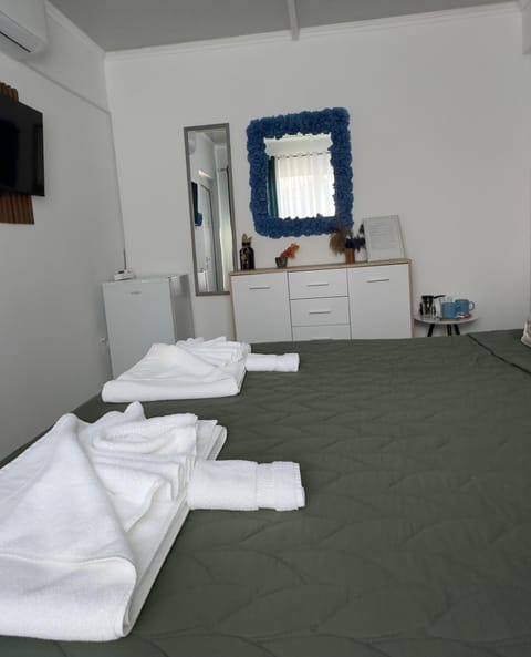 Bed, TV and multimedia, Photo of the whole room, Bedroom, towels, air conditioner