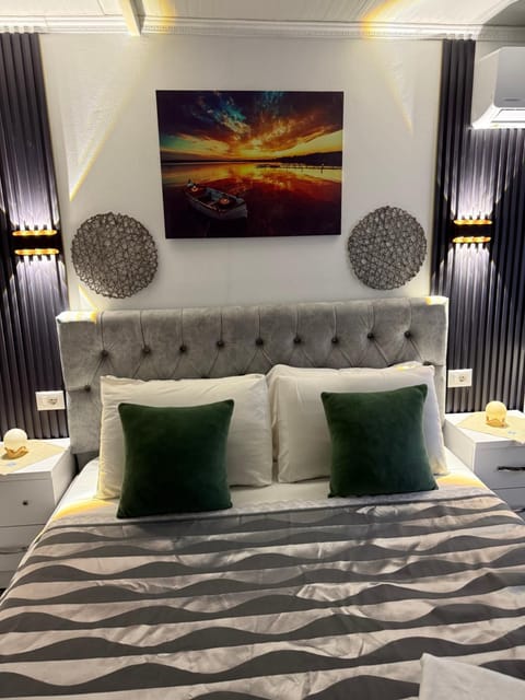 Bed, Living room, Photo of the whole room, Seating area, Bedroom