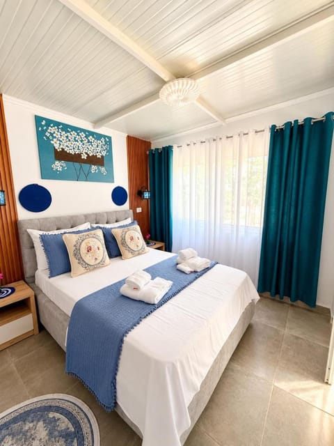 Bed, Photo of the whole room, Bedroom, fireplace