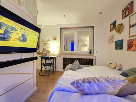 Bed, TV and multimedia, Photo of the whole room, Bedroom