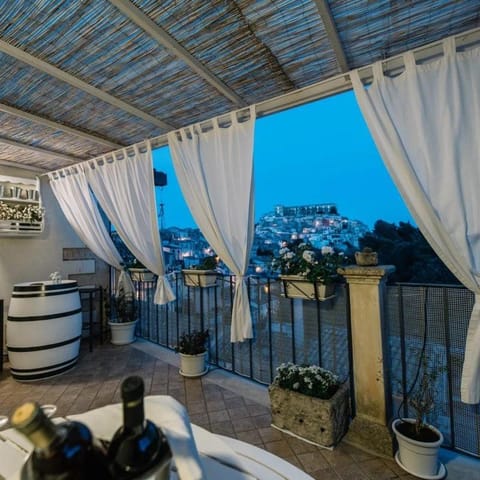 View (from property/room), Balcony/Terrace, Living room, City view