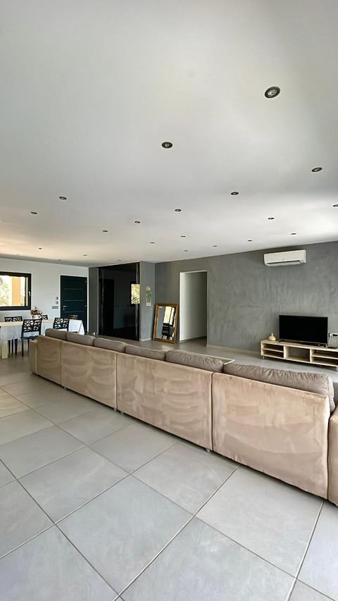 Communal lounge/ TV room, Living room, Dining area, air conditioner