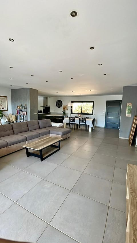 Communal lounge/ TV room, Living room, Seating area, Dining area, kitchen, air conditioner