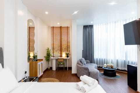Communal lounge/ TV room, TV and multimedia, Living room, Seating area, City view, Street view, minibar