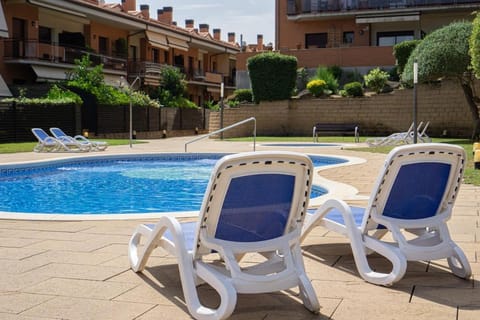 Property building, Swimming pool, Swimming pool, sunbed