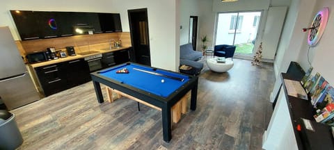 Communal lounge/ TV room, Billiard, Game Room, TV and multimedia, Kitchen or kitchenette, Evening entertainment