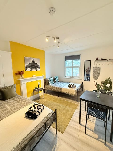Bed, Dining area, Bedroom, towels