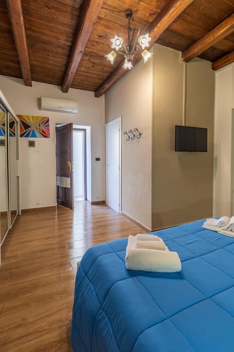 Decorative detail, Bedroom, Quiet street view, furniture, internet, towels, air conditioner