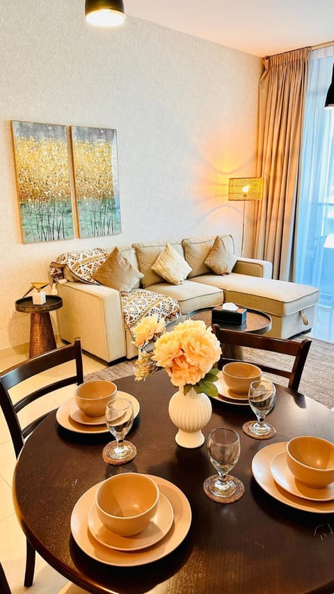 Living room, Food and drinks, Seating area, Dining area