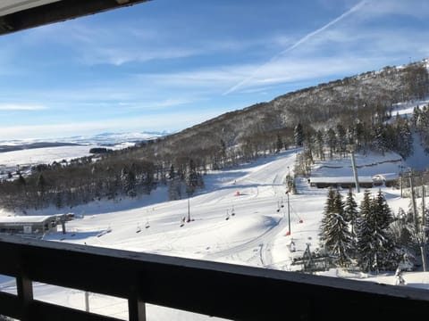 Appartement au pied des pistes avec garage privé - FR-1-814-13 Apartment in Besse-et-Saint-Anastaise