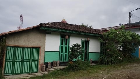 Property building, Facade/entrance, Off site, Day