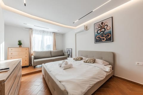 Bed, Photo of the whole room, Seating area, Bedroom, towels