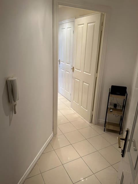 2 Bed 2 Bathroom Apartment central location Apartment in Oldbury