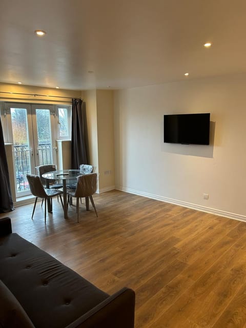 2 Bed 2 Bathroom Apartment central location Apartment in Oldbury