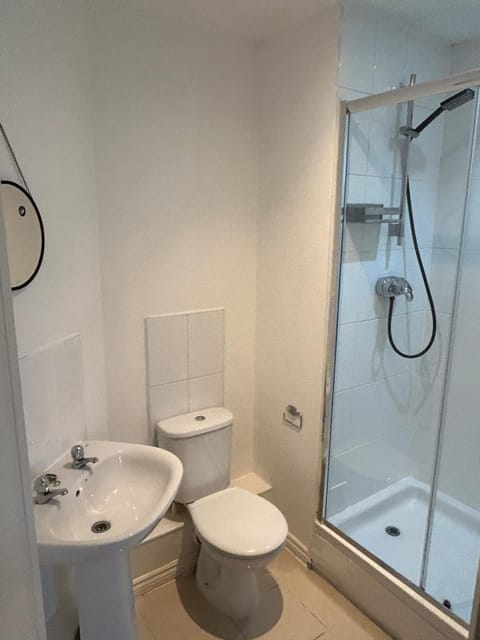 2 Bed 2 Bathroom Apartment central location Apartment in Oldbury
