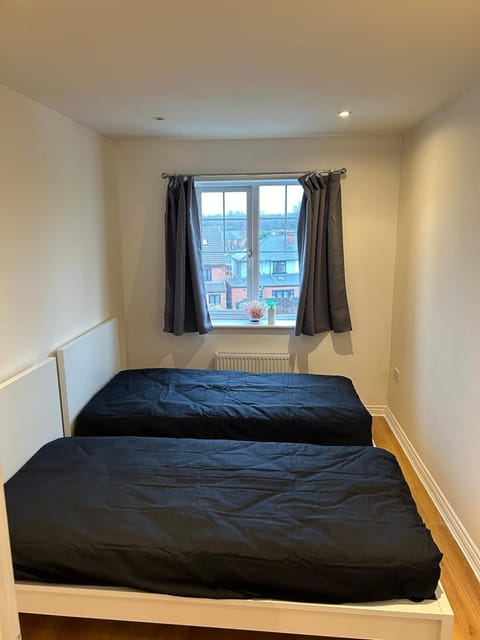 2 Bed 2 Bathroom Apartment central location Apartment in Oldbury