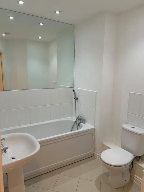 2 Bed 2 Bathroom Apartment central location Apartment in Oldbury