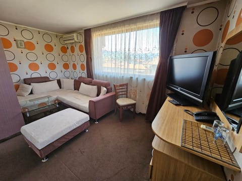 Communal lounge/ TV room, TV and multimedia, Living room, Photo of the whole room, Seating area, Evening entertainment, hair dresser