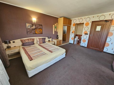 Bed, Photo of the whole room, Seating area, Bedroom, towels, wardrobe