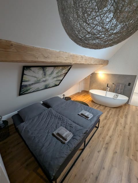 Bed, Photo of the whole room, Bedroom, Bath, towels