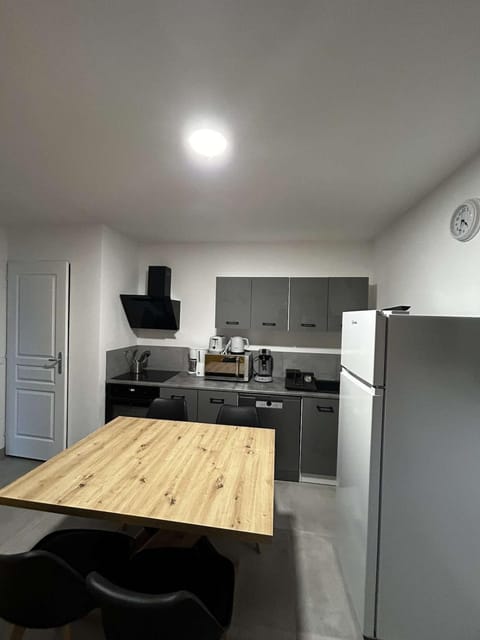 Kitchen or kitchenette, dishwasher, oven, pet friendly, stove