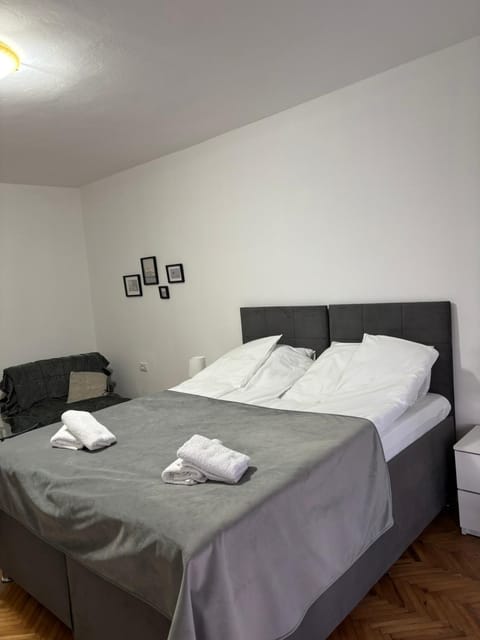 Bed, Bedroom, towels