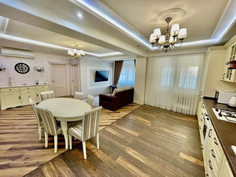 TV and multimedia, Kitchen or kitchenette, Living room, Dining area