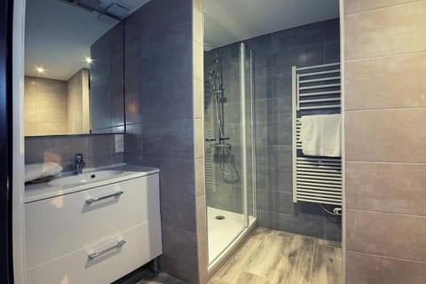 Le Clos de Tanvol - Parking privé GRATUIT- Terrasse Privée - Climatisation - Caravane Airstream Apartment in Bourgogne-Franche-Comté