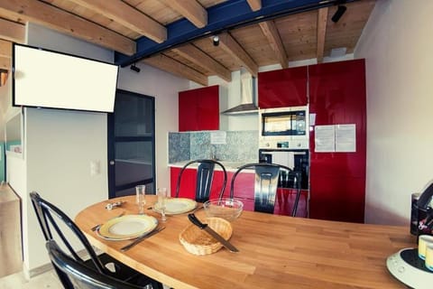 Le Clos de Tanvol - Parking privé GRATUIT- Terrasse Privée - Climatisation - Caravane Airstream Apartment in Bourgogne-Franche-Comté